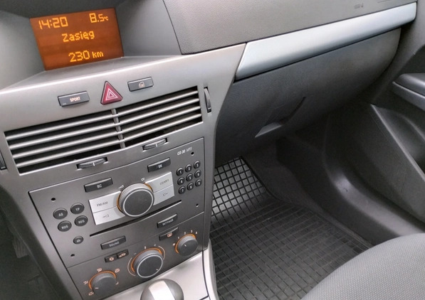 Opel Astra cena 7200 przebieg: 254248, rok produkcji 2006 z Szczecin małe 121